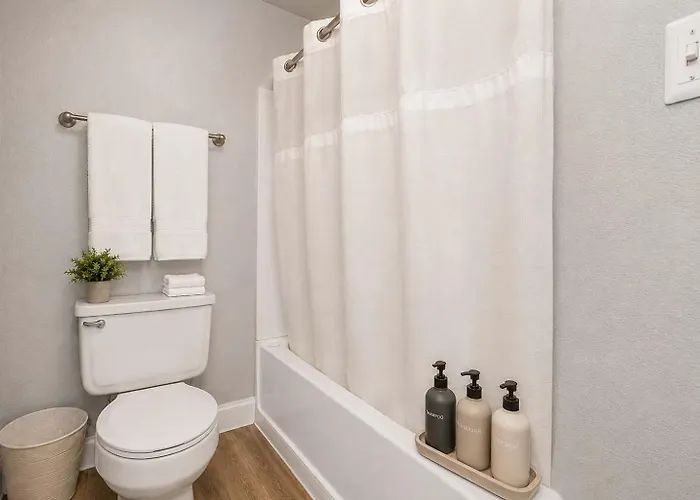 Near Asu - 2br Pool & Gym Apartment